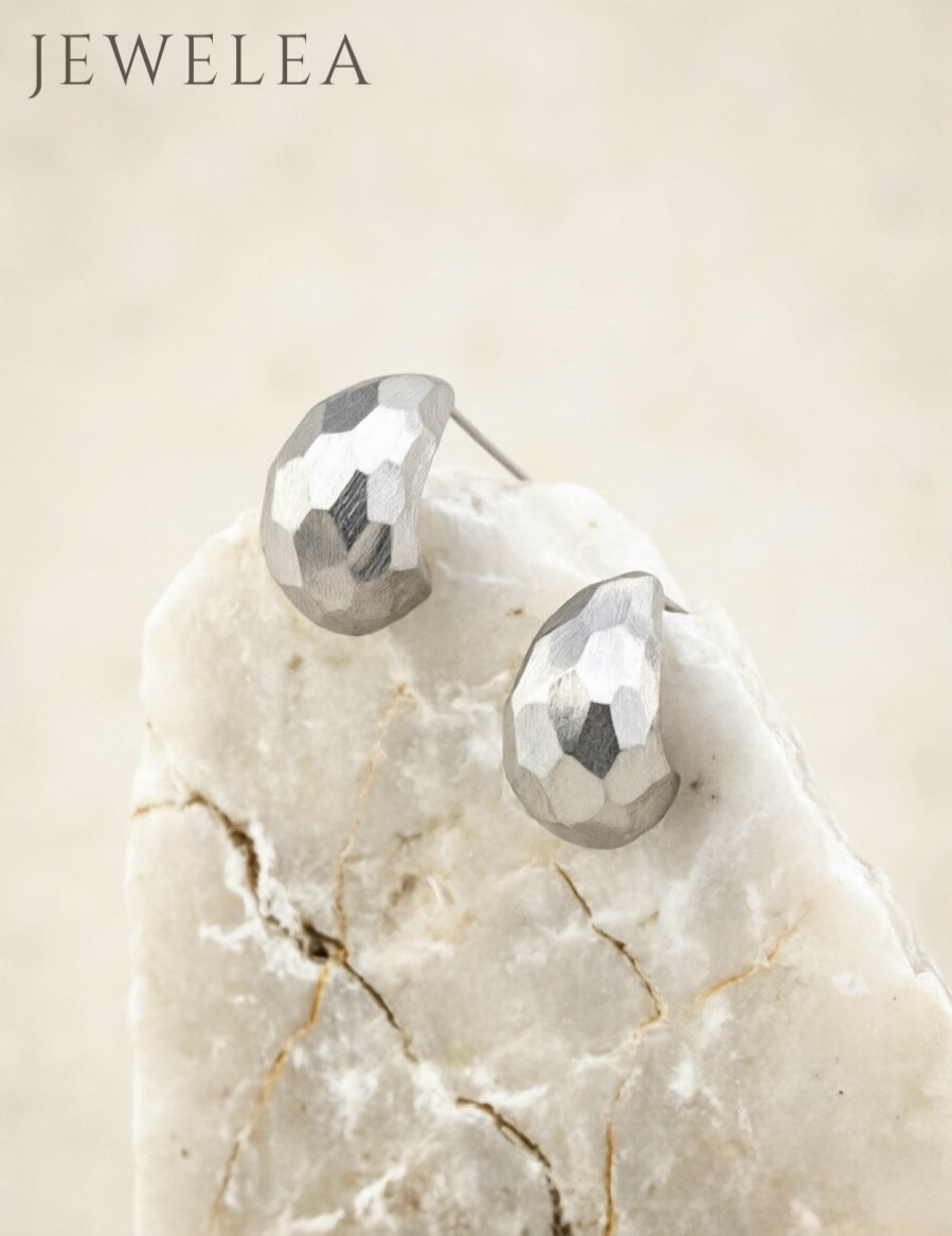 Boucles d'oreilles sculpturales facetées en argent S925